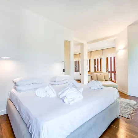 Skylife Art Gallery Loft - Riverfront Art Sanctuary *