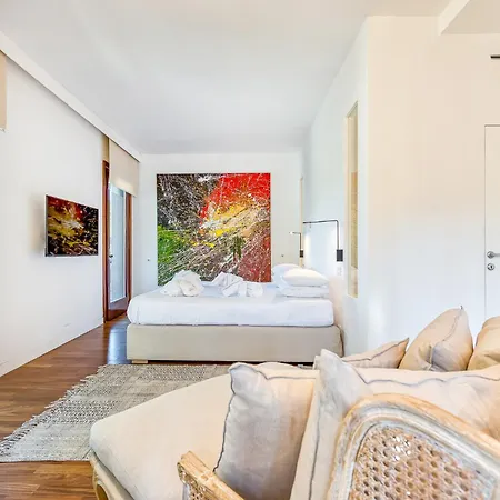 Апартаменты Skylife Art Gallery Loft - Riverfront Art Sanctuary *