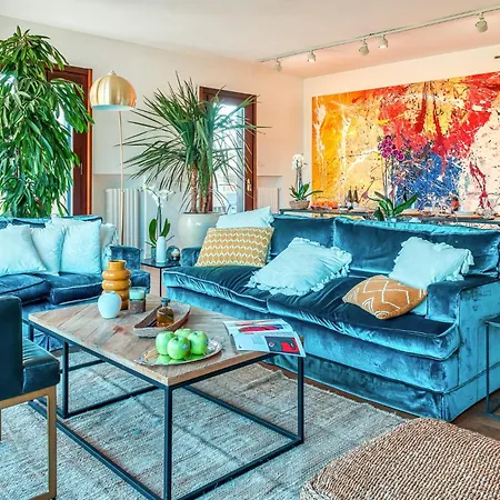 Skylife Art Gallery Loft - Riverfront Art Sanctuary 아파트