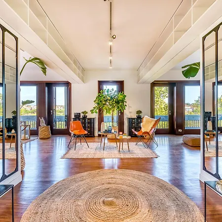 Skylife Art Gallery Loft - Riverfront Art Sanctuary 로마