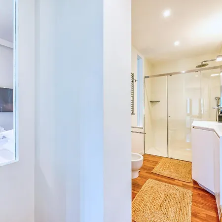 Skylife Art Gallery Loft - Riverfront Art Sanctuary 로마