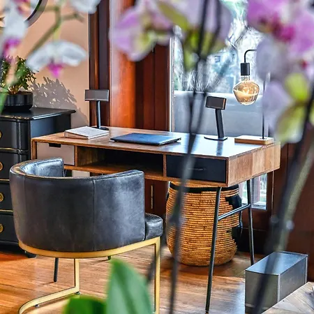 Skylife Art Gallery Loft - Riverfront Art Sanctuary 로마