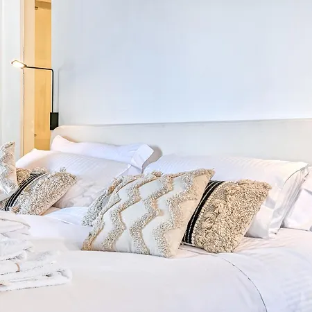 Skylife Art Gallery Loft - Riverfront Art Sanctuary 아파트 로마