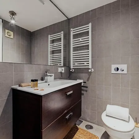 Skylife Art Gallery Loft - Riverfront Art Sanctuary 아파트