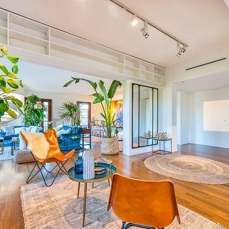 Skylife Art Gallery Loft - Riverfront Art Sanctuary Apartment *